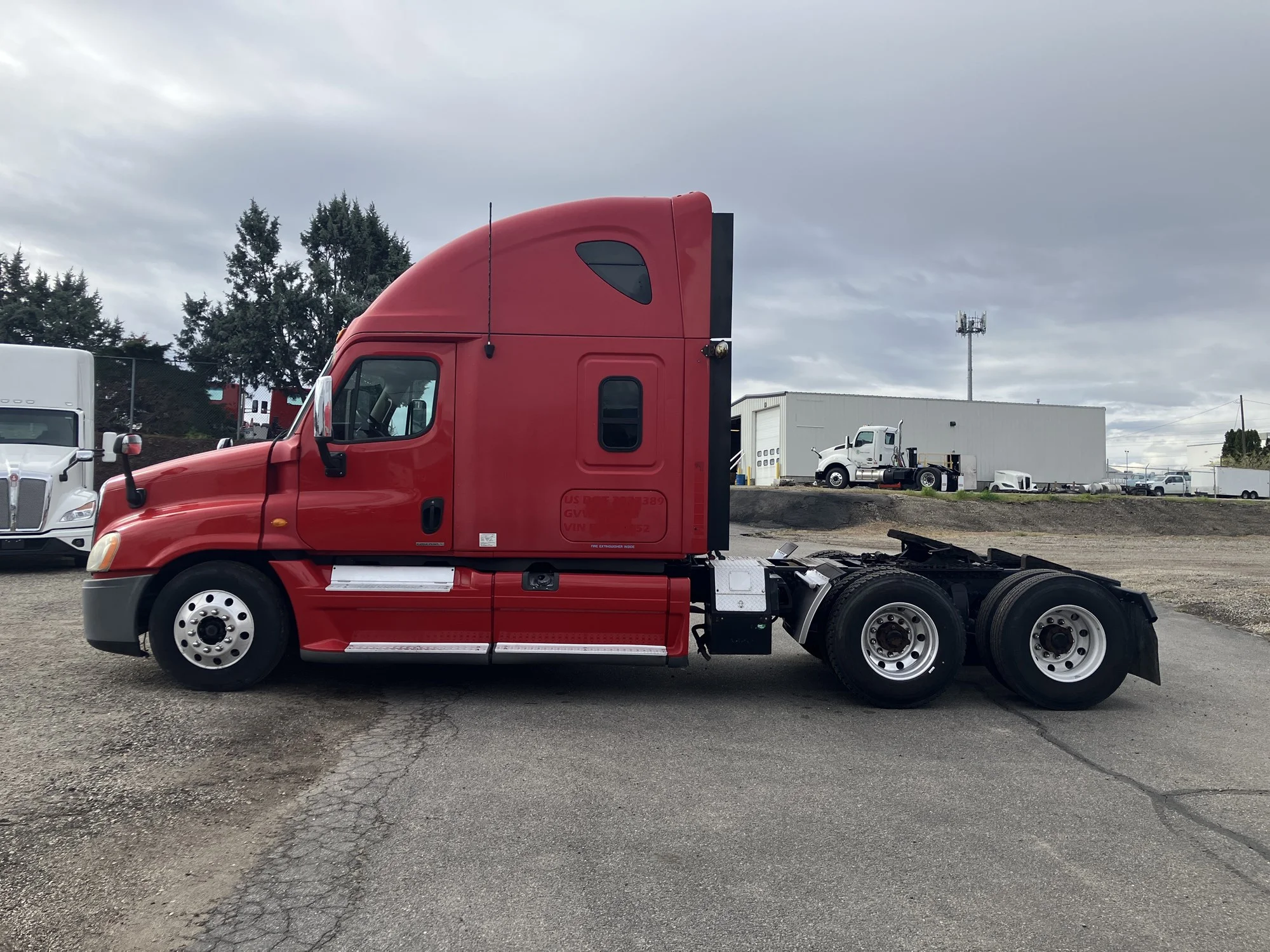 2011 Freightliner Cascadia - image 2