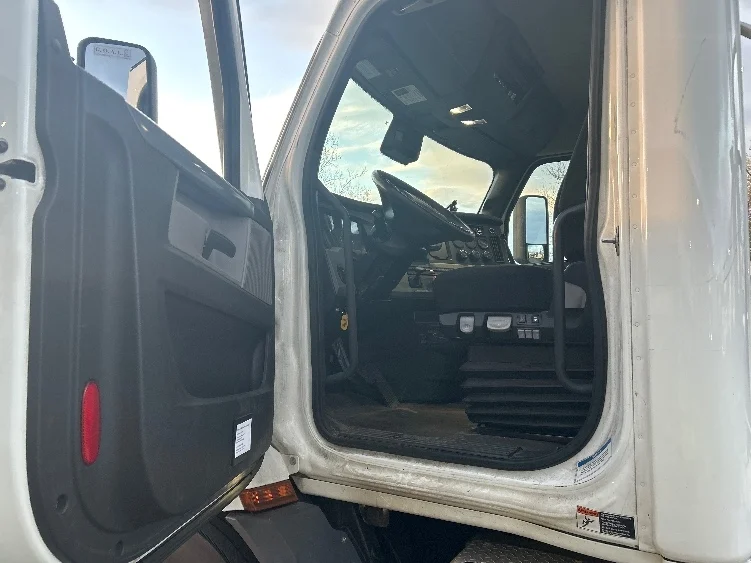2021 Freightliner Cascadia in Montgomery, NY — photo 9