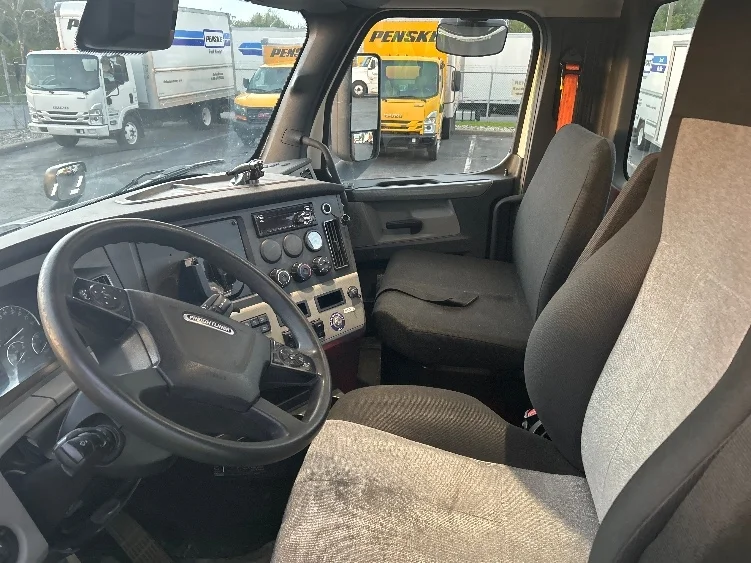 2021 Freightliner Cascadia in Montgomery, NY — photo 10