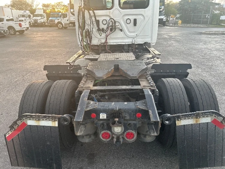 2021 Freightliner Cascadia in Montgomery, NY — photo 6