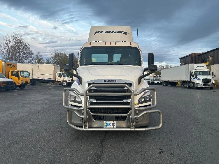 2021 Freightliner Cascadia in Montgomery, NY — photo 2
