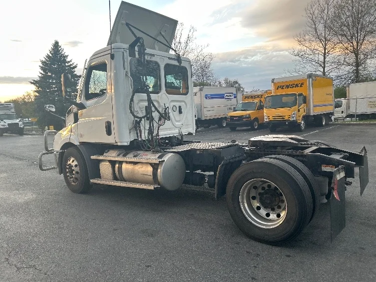 2021 Freightliner Cascadia in Montgomery, NY — photo 5