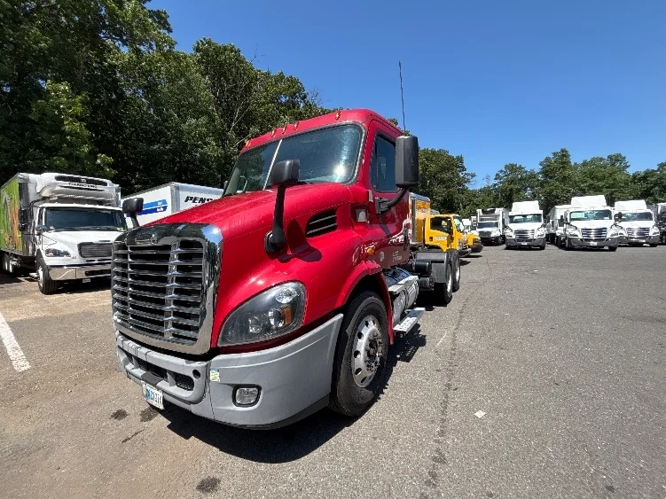 2020 Freightliner Cascadia in Edison, NJ — photo 3