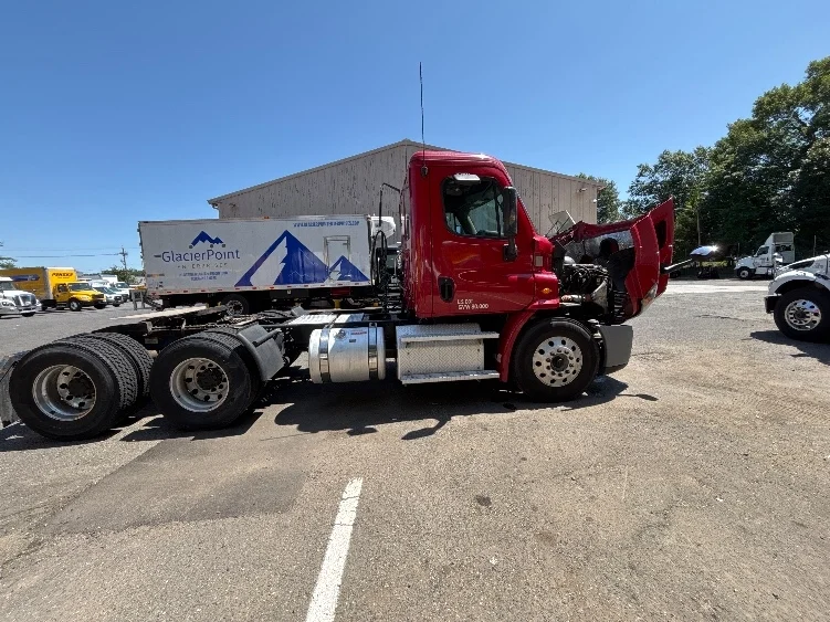 2020 Freightliner Cascadia in Edison, NJ — photo 8