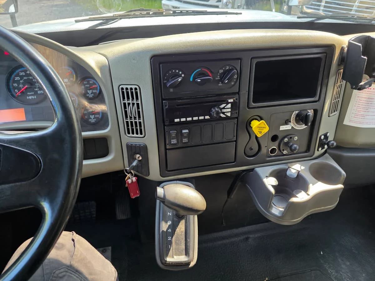 2016 International 4300 - image 12