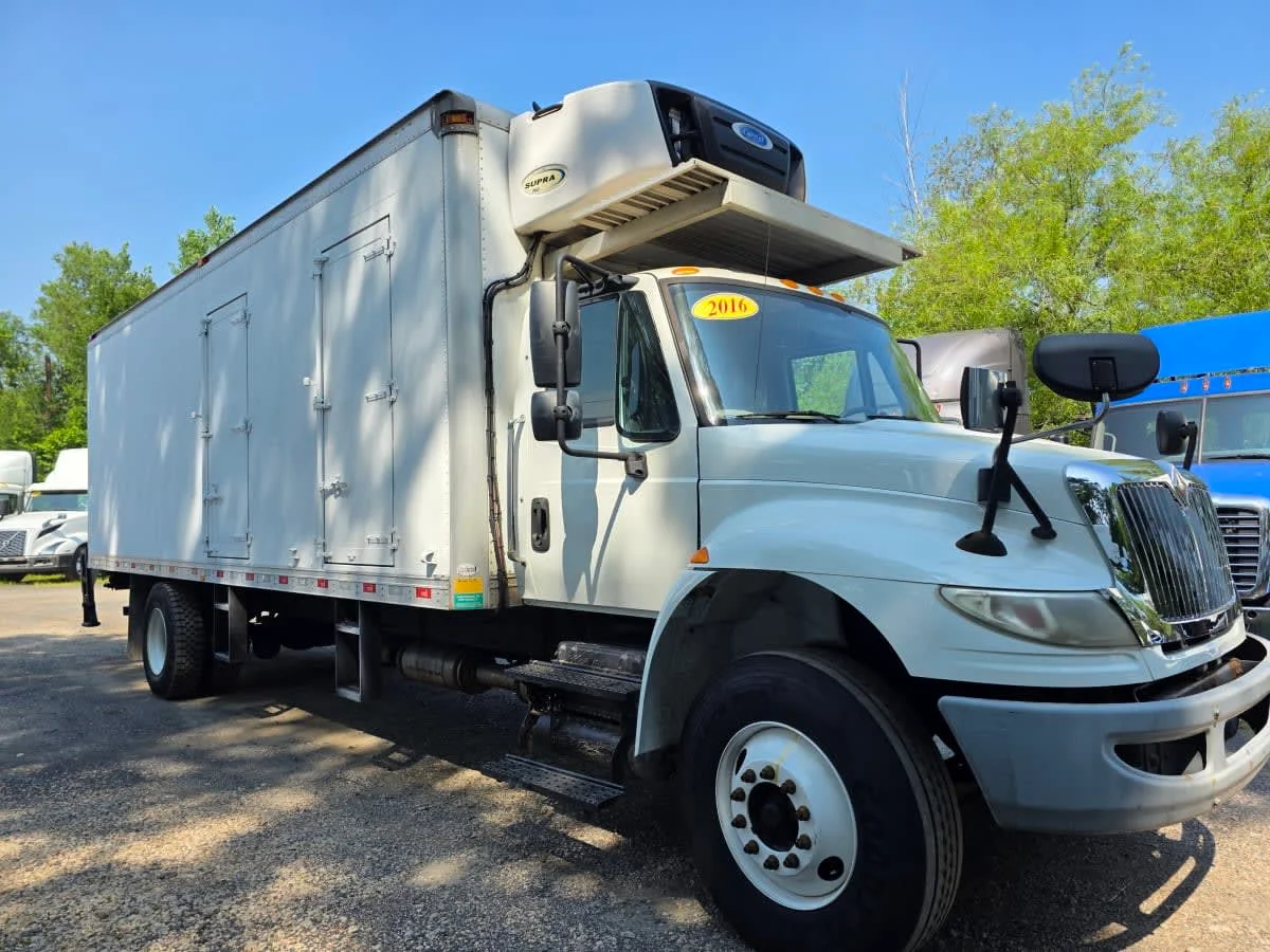 2016 International 4300 - image 3