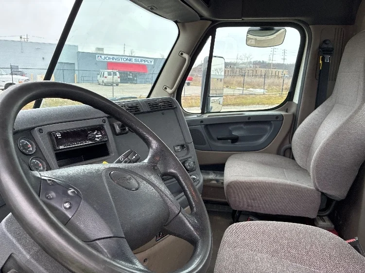 2018 Freightliner Cascadia - image 10