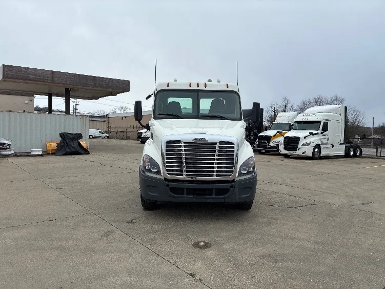 2018 Freightliner Cascadia - image 2
