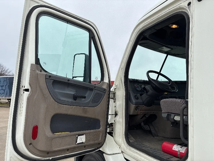 2018 Freightliner Cascadia - image 9