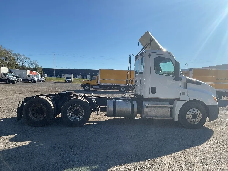 2020 Freightliner Cascadia in Youngstown, OH — photo 8