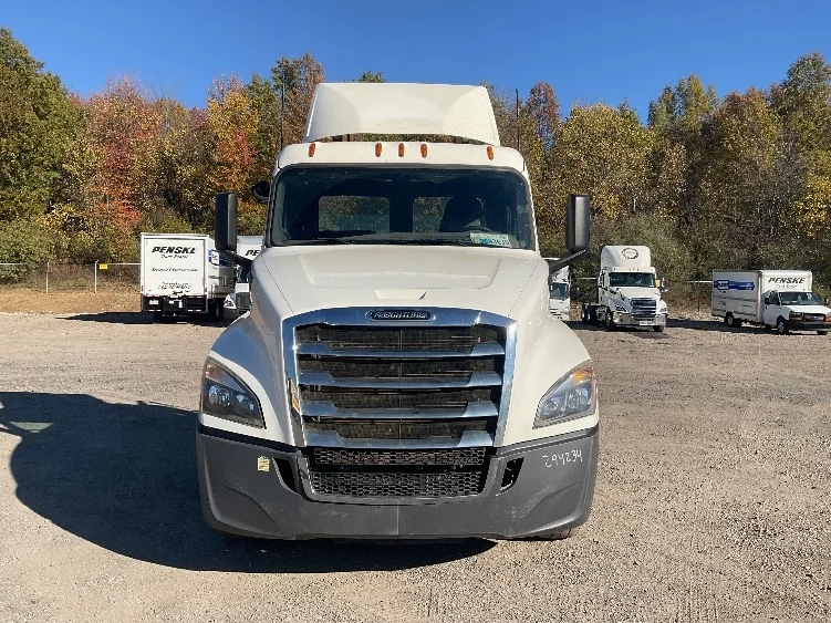 2020 Freightliner Cascadia in Youngstown, OH — photo 2