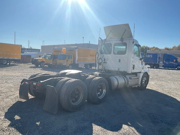 2020 Freightliner Cascadia in Youngstown, OH — photo 7