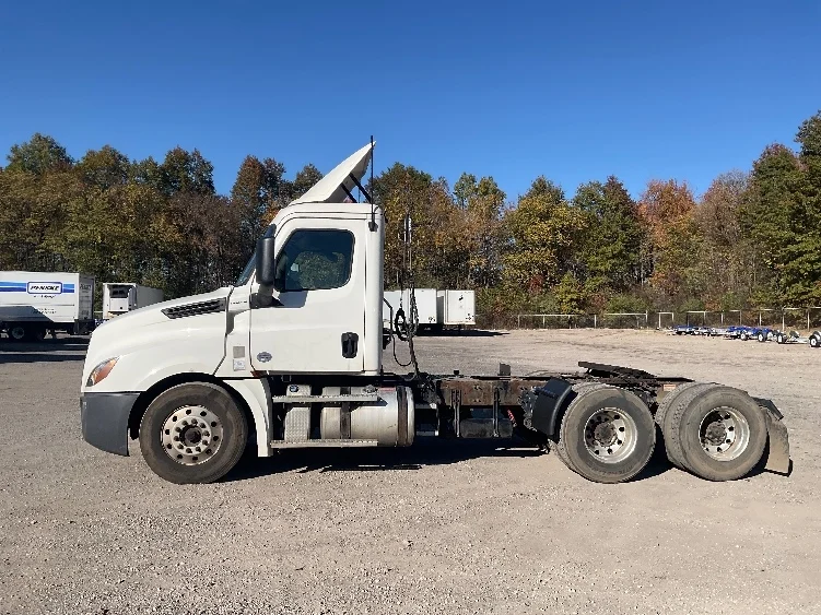 2020 Freightliner Cascadia in Youngstown, OH — photo 4