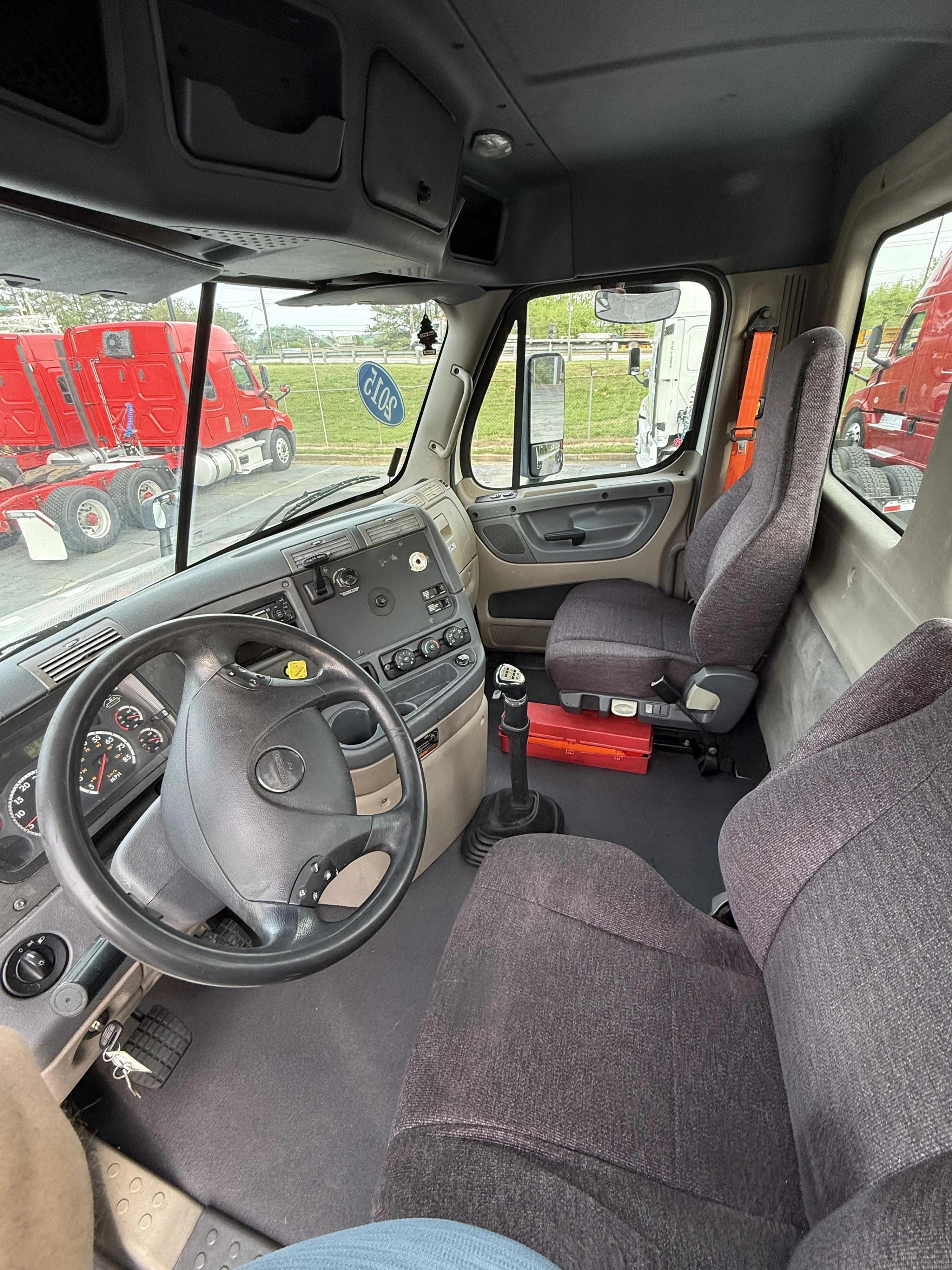 2015 Freightliner Cascadia - image 8