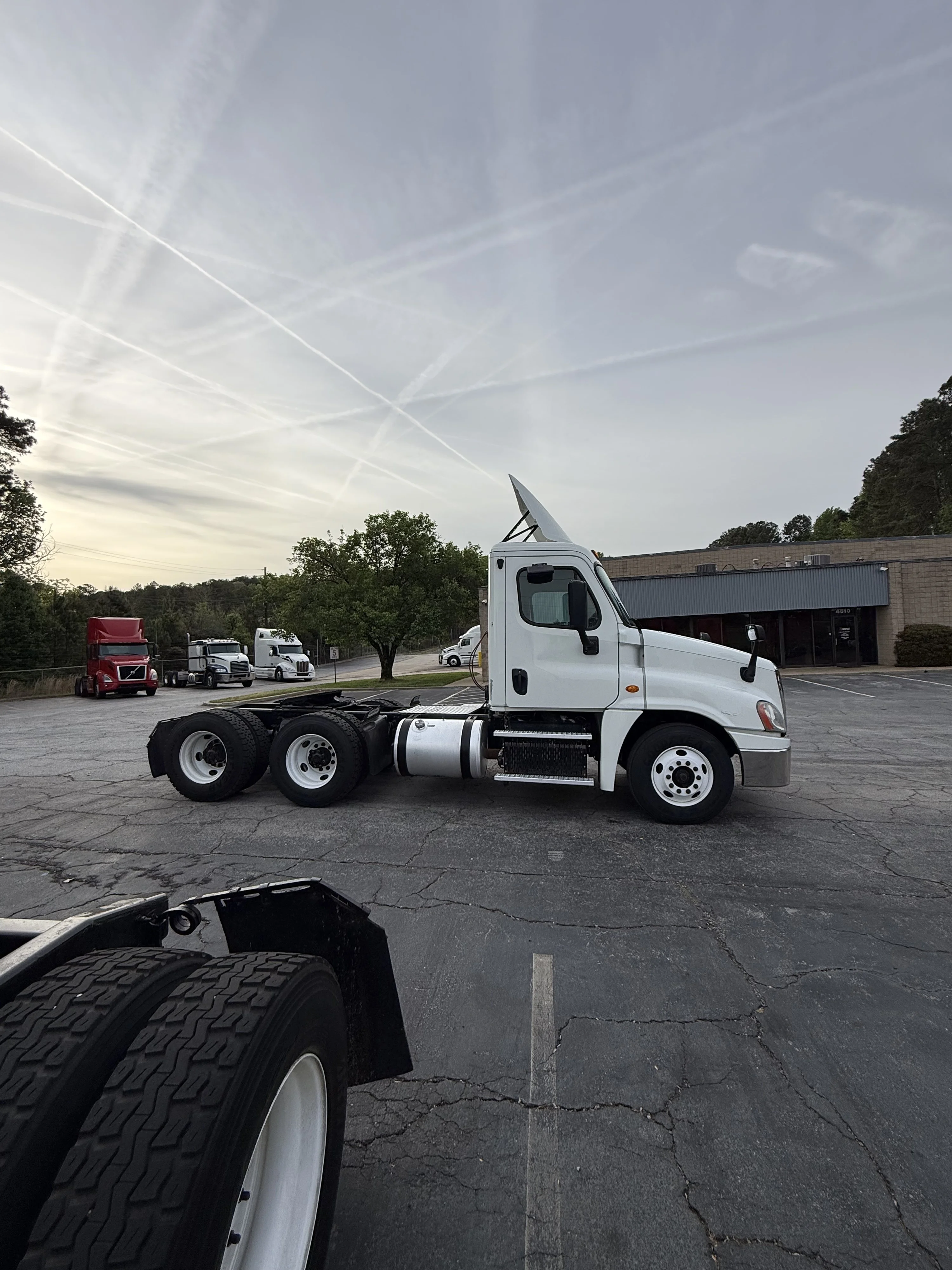 2015 Freightliner Cascadia - image 4