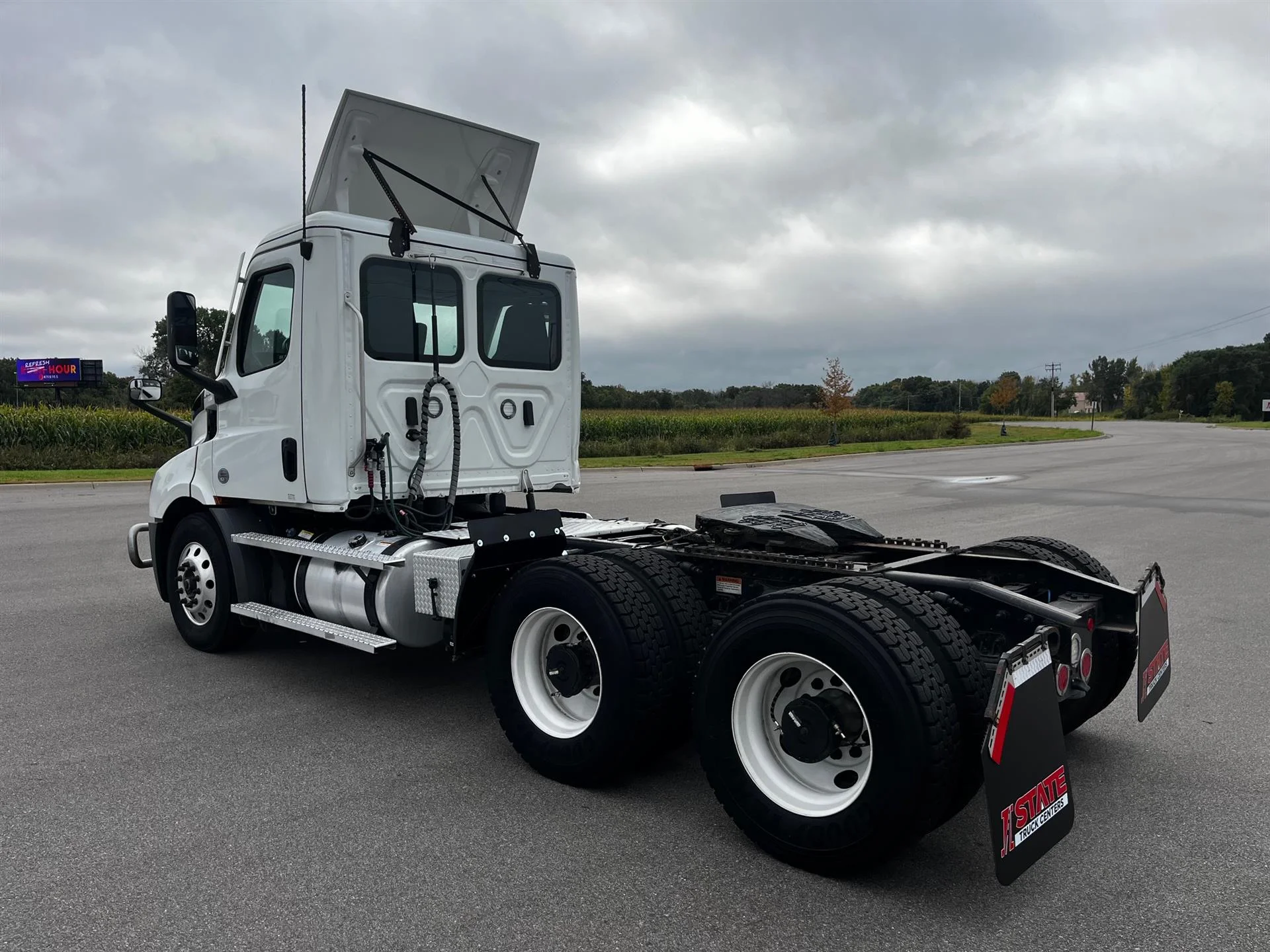 2023 Freightliner Cascadia in Inver Grove Heights, MN — photo 9