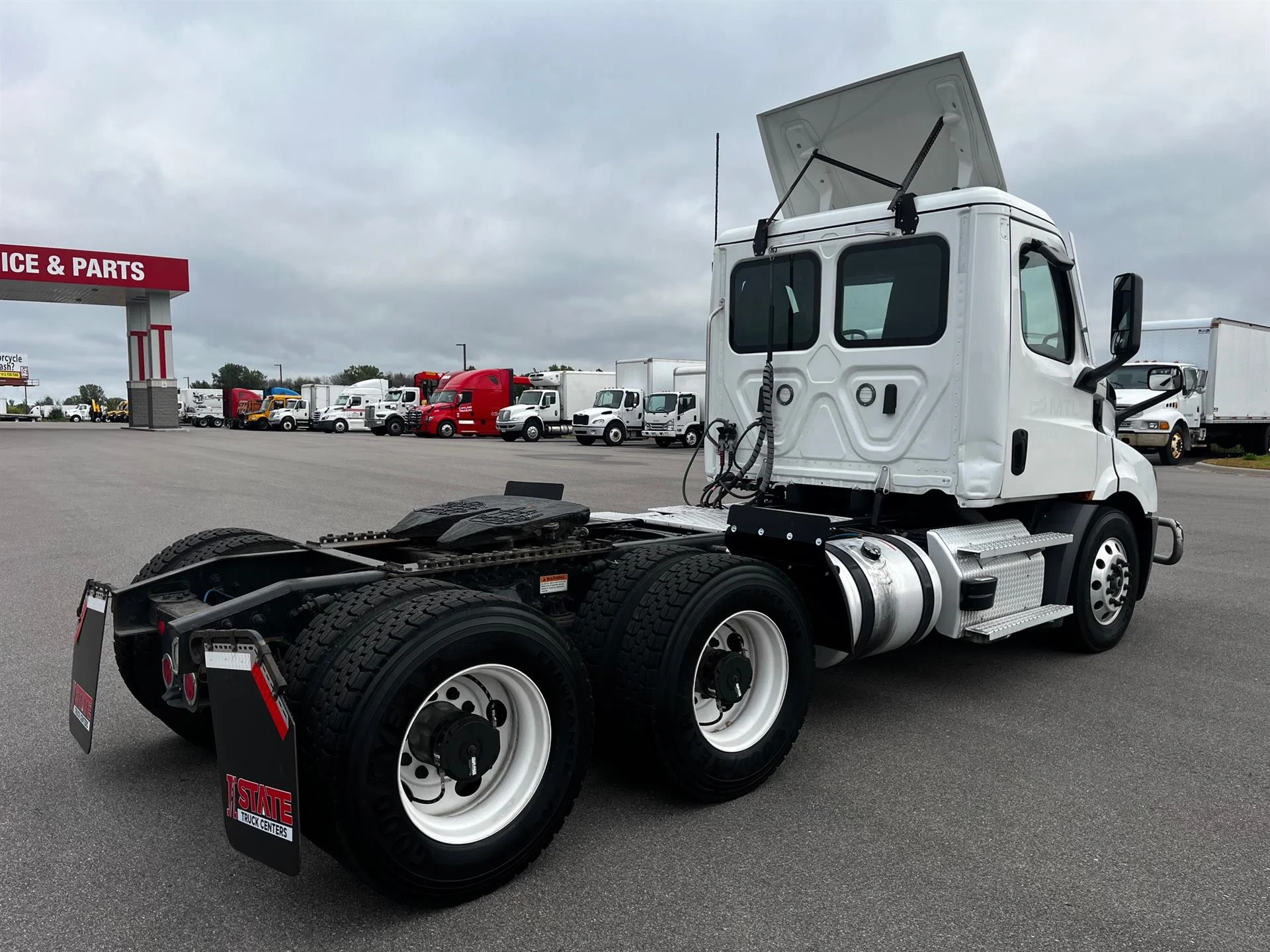 2023 Freightliner Cascadia in Inver Grove Heights, MN — photo 5