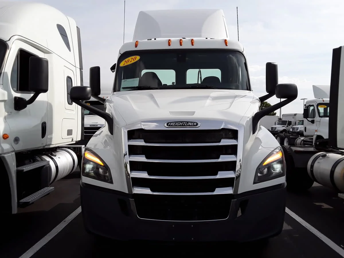 2020 Freightliner Cascadia in Altoona, IA — photo 2