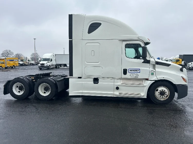 2020 Freightliner Cascadia - image 8