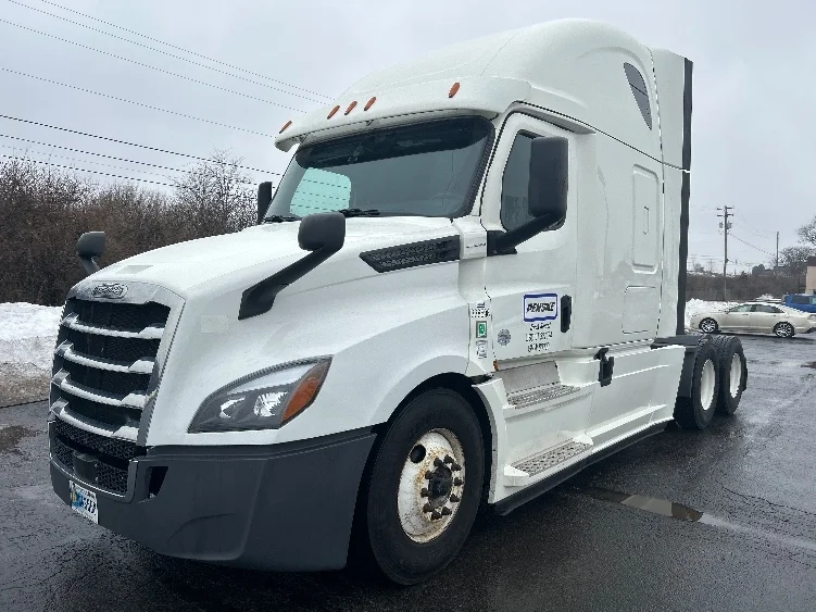 2020 Freightliner Cascadia - image 3