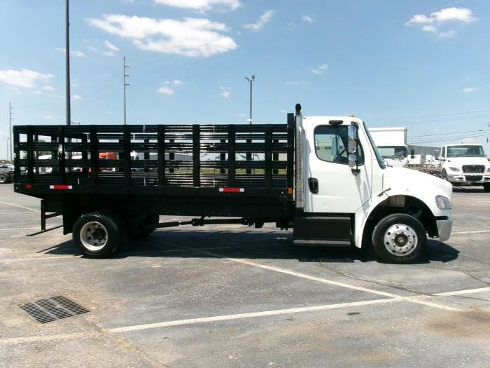 2019 Freightliner M2 106 — photo 7