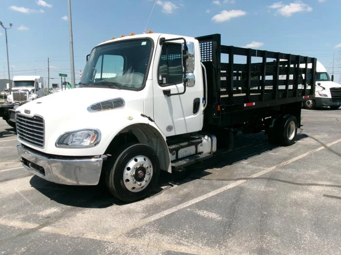 2019 Freightliner M2 106 — photo 2