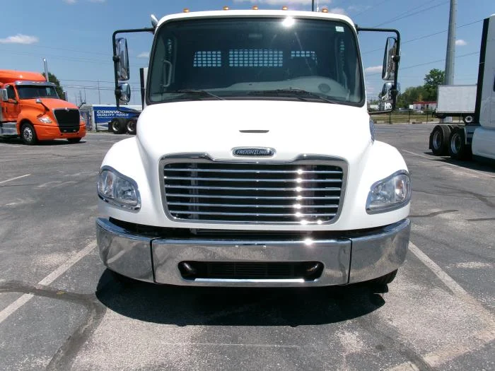 2019 Freightliner M2 106 — photo 3