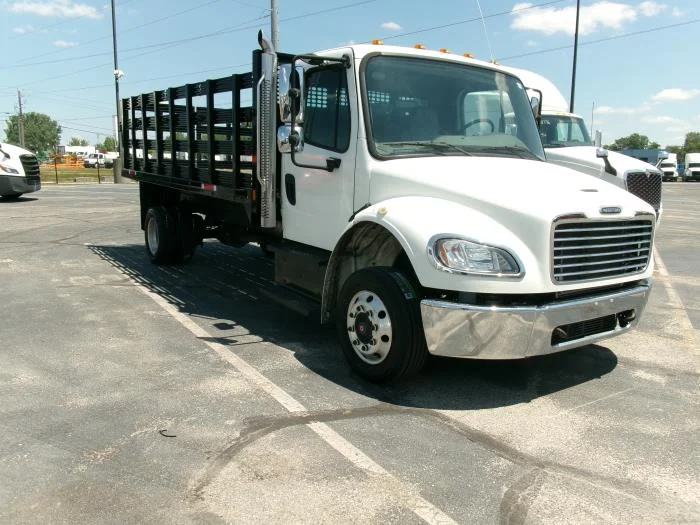 2019 Freightliner M2 106 — photo 4