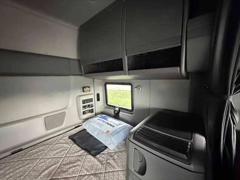 2021 International LT - image 7