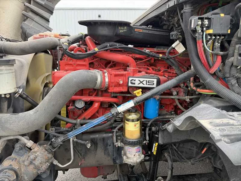 2021 International LT - image 4