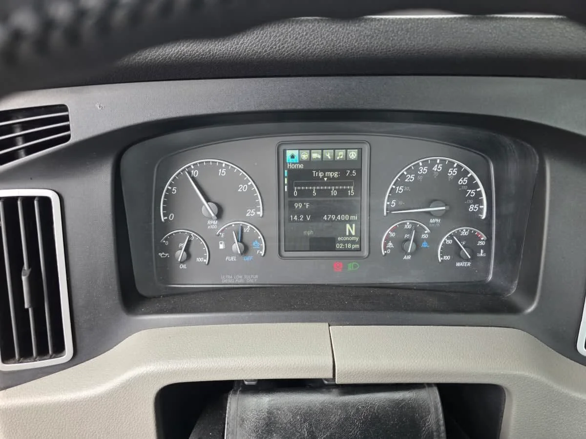 2019 Freightliner Cascadia - image 9