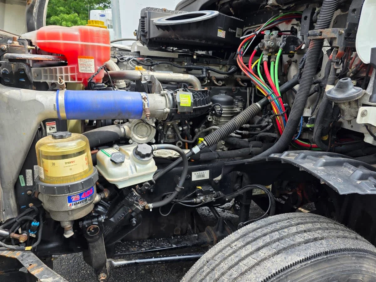 2019 Freightliner Cascadia - image 8