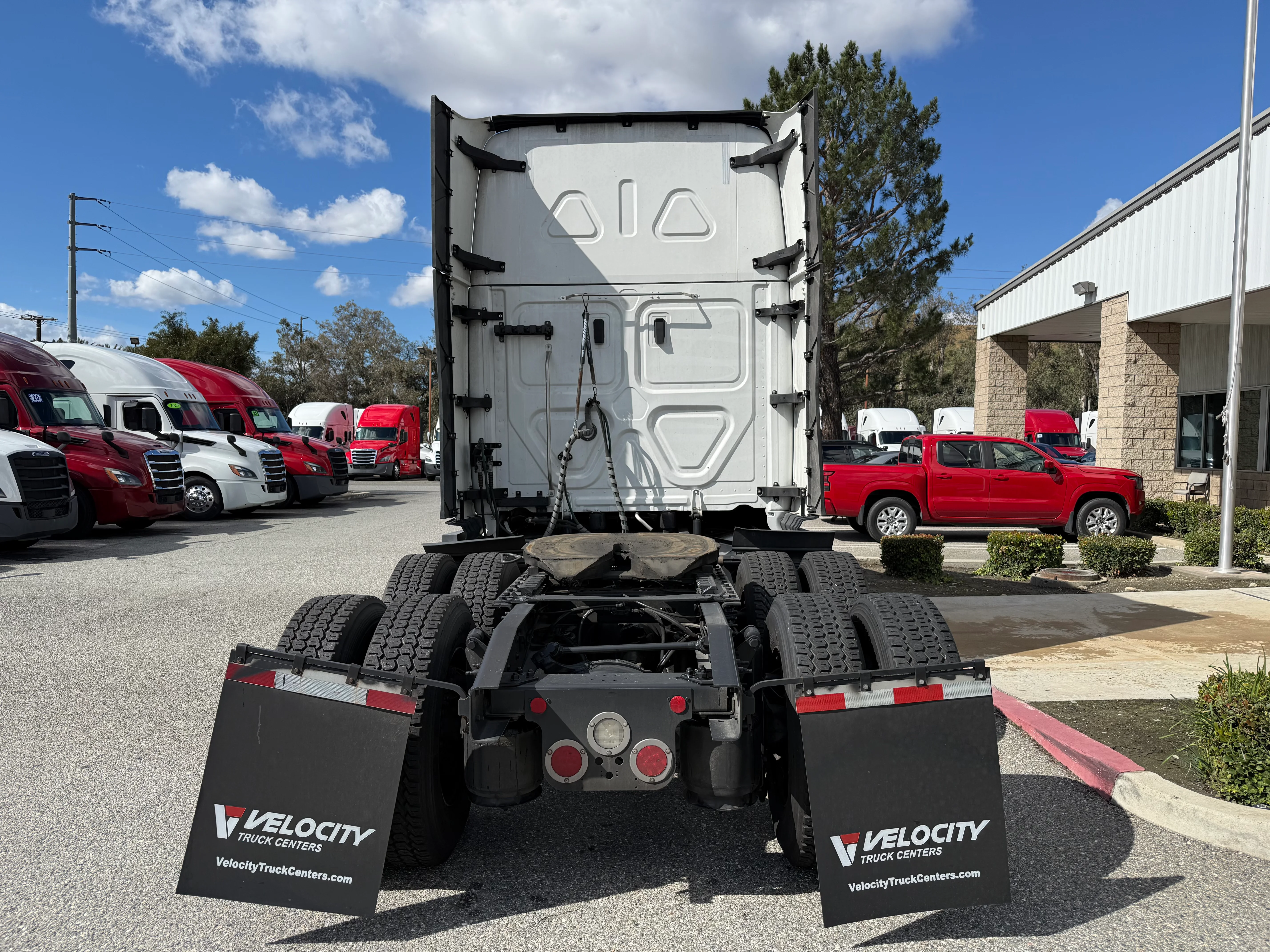 2023 Freightliner Cascadia in Selectrucks Fontana, CA — photo 5