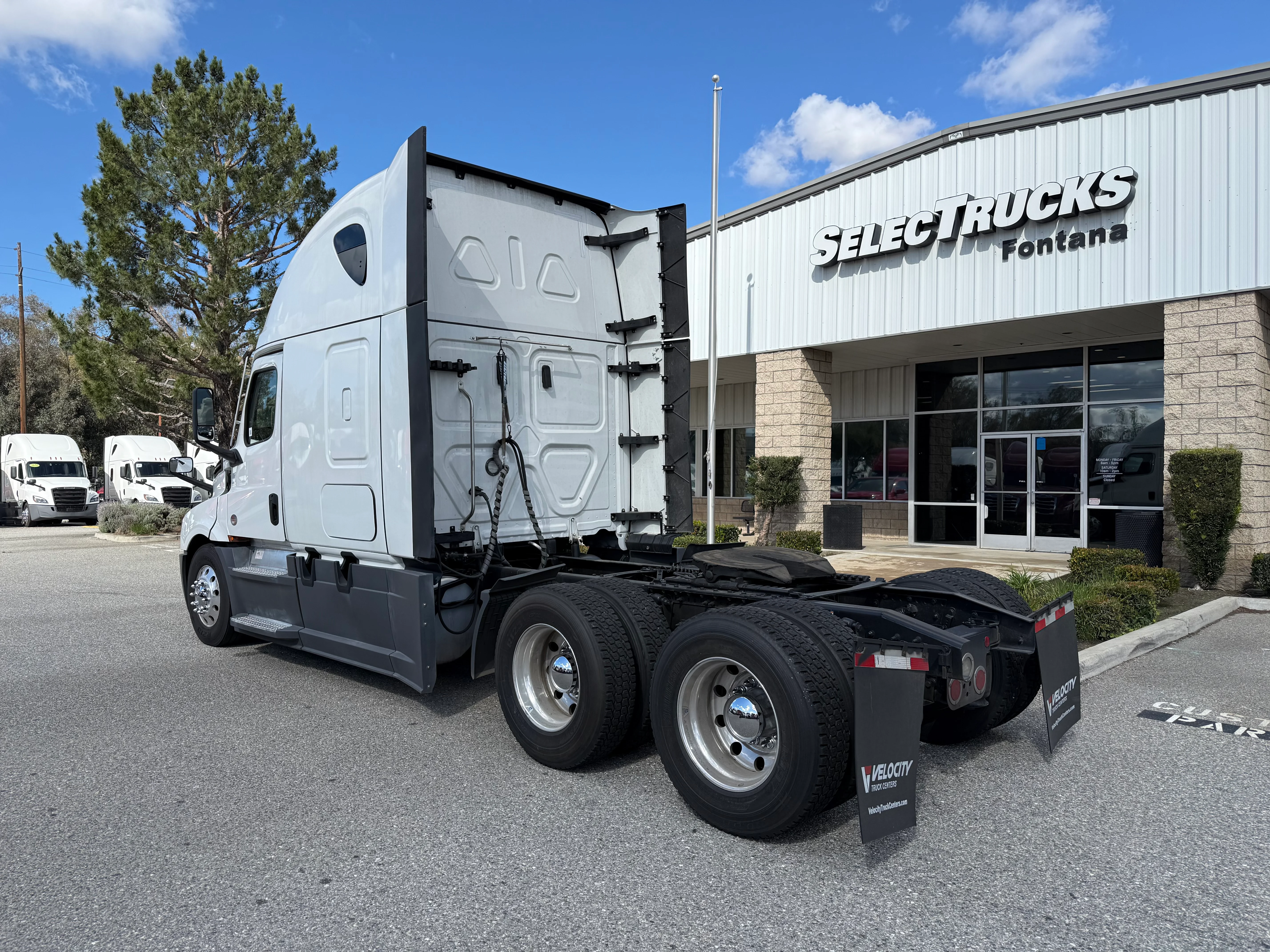 2023 Freightliner Cascadia in Selectrucks Fontana, CA — photo 4