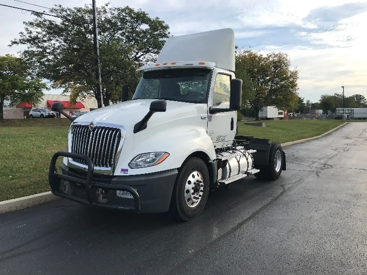 2020 International LT - image 3