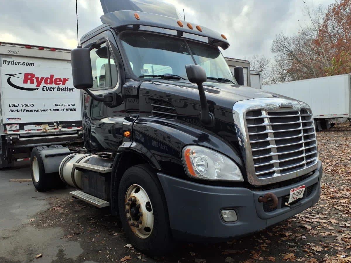 2018 Freightliner Cascadia - image 3