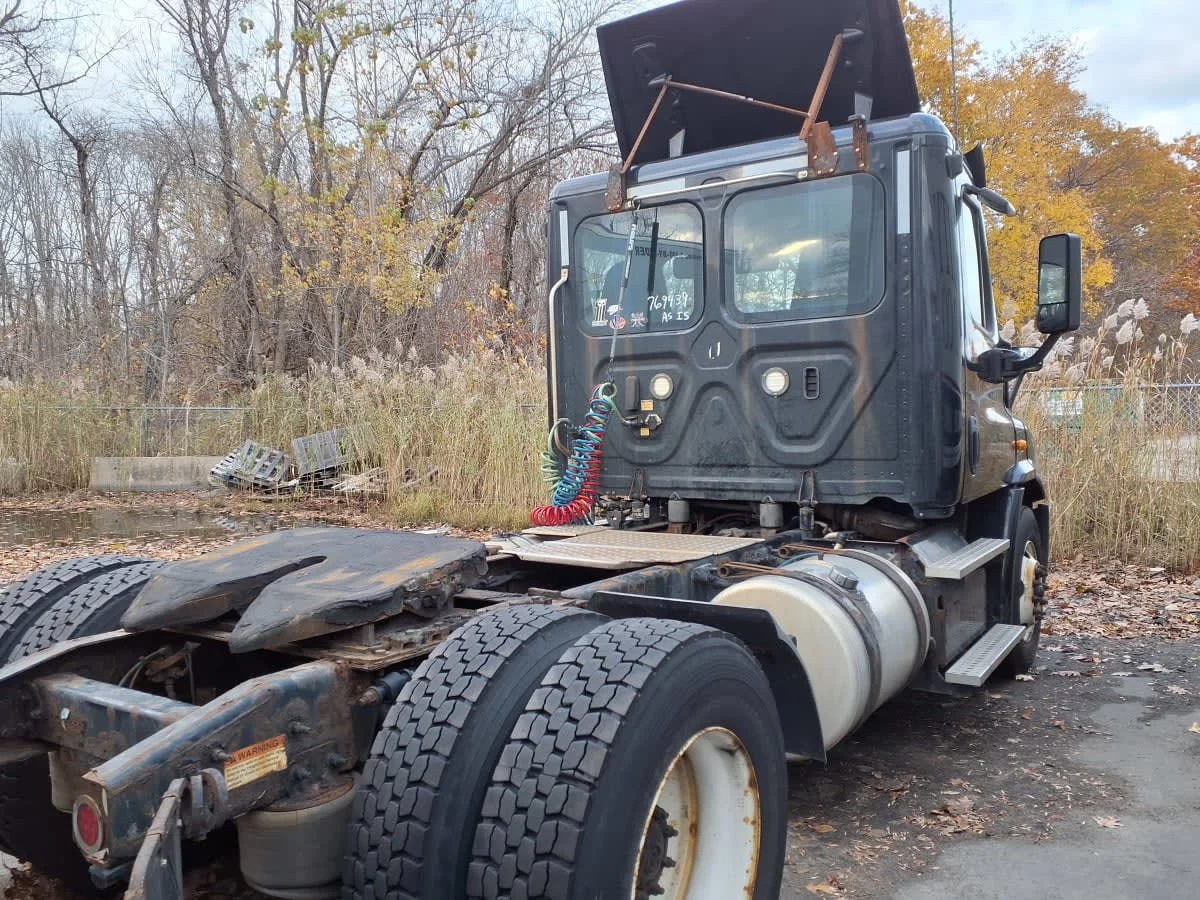 2018 Freightliner Cascadia - image 4