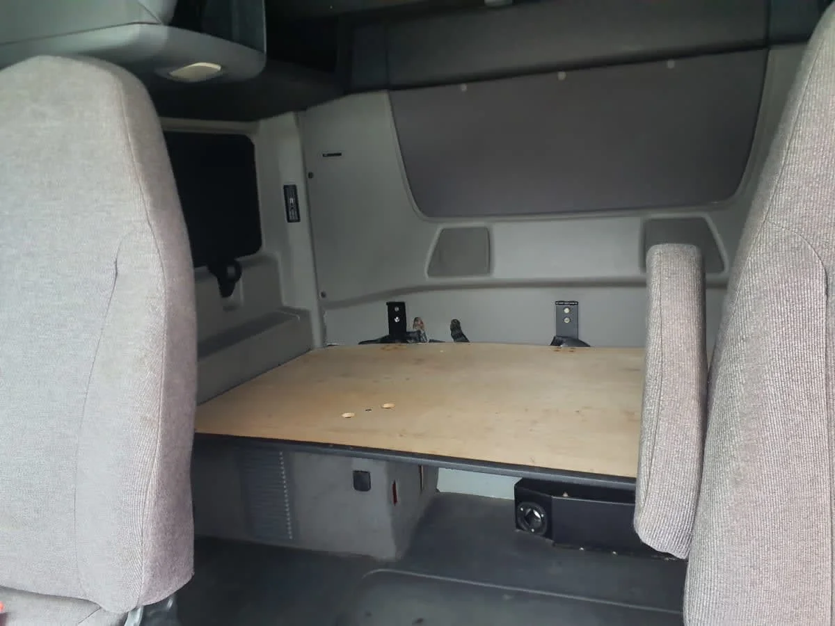 2019 International LT - image 8