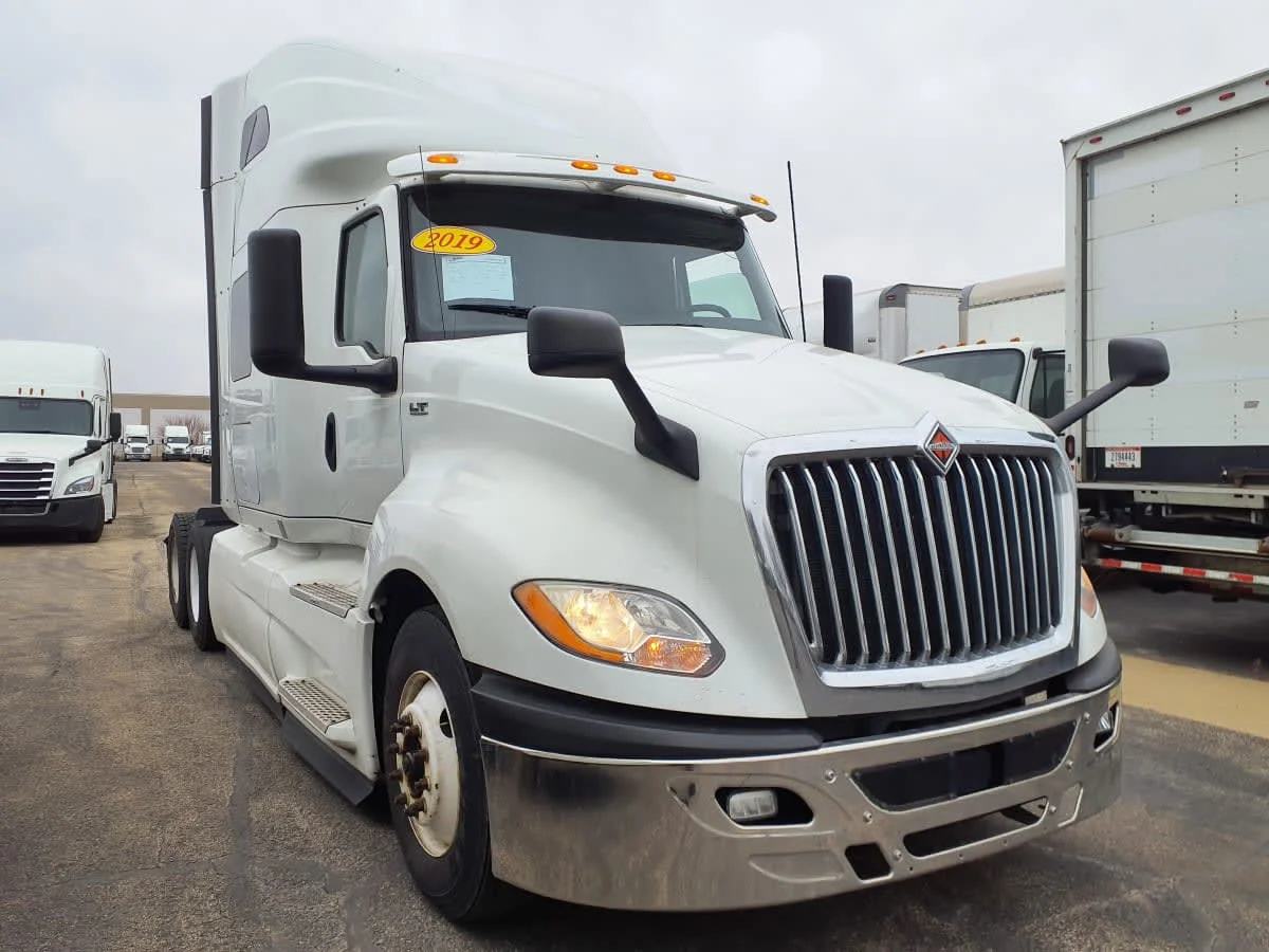 2019 International LT - image 3