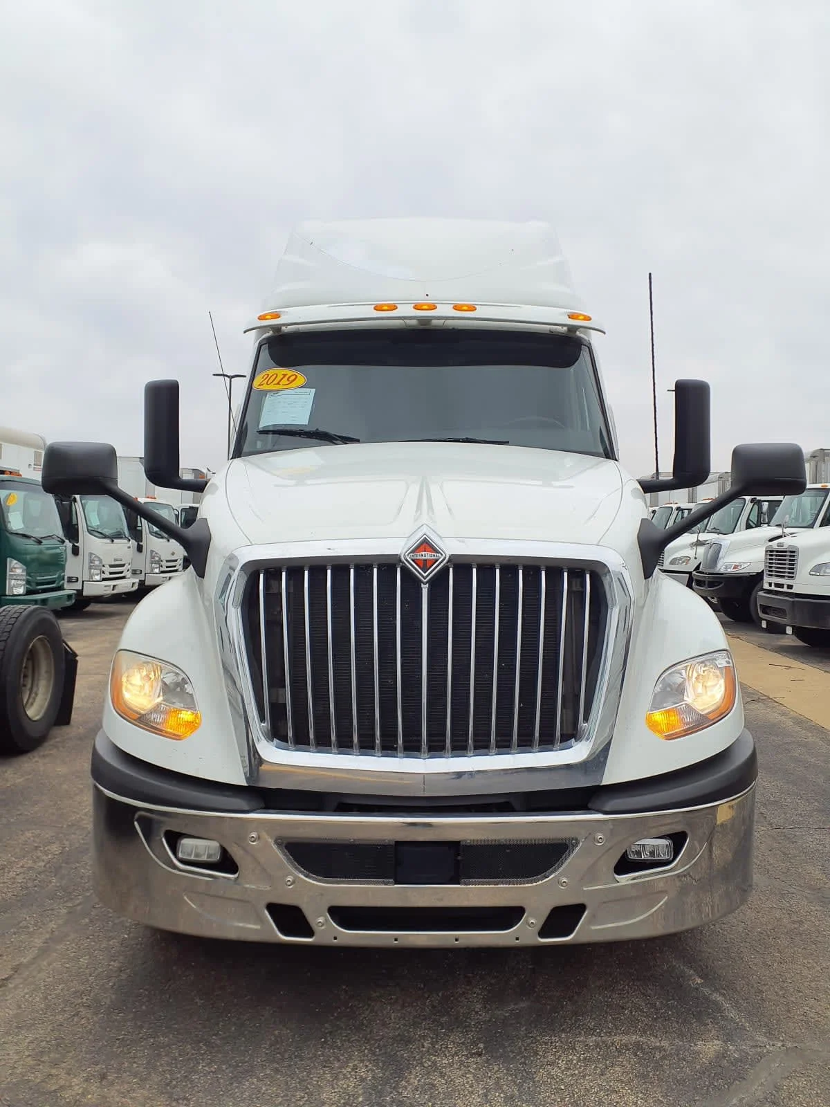 2019 International LT - image 2