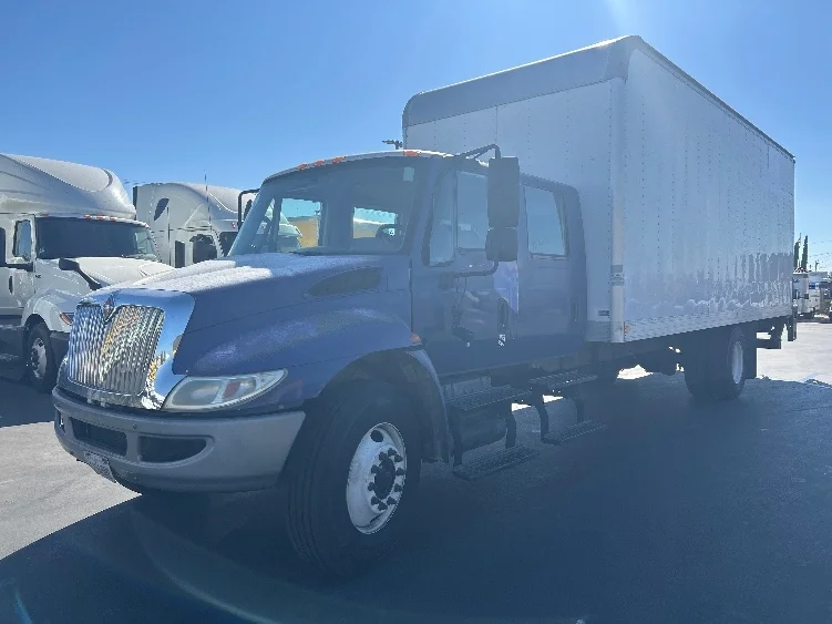 2013 International 4300 - image 3