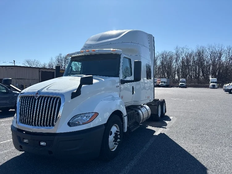 2021 International LT - image 3