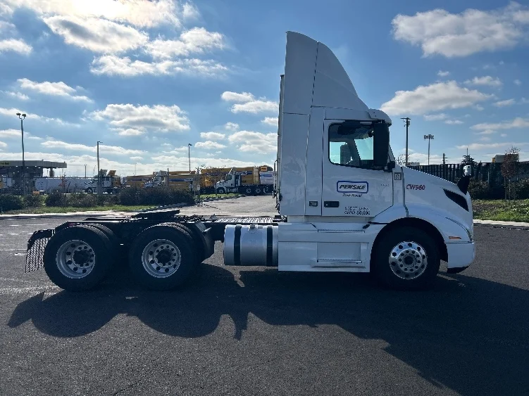 2020 Volvo VNR 640 in Stockton, CA — photo 8