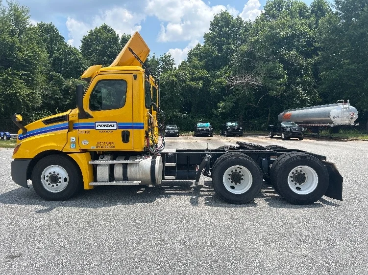 2020 Freightliner Cascadia - image 4