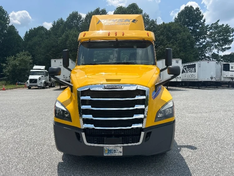 2020 Freightliner Cascadia - image 2