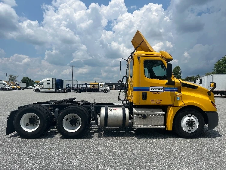 2020 Freightliner Cascadia - image 8