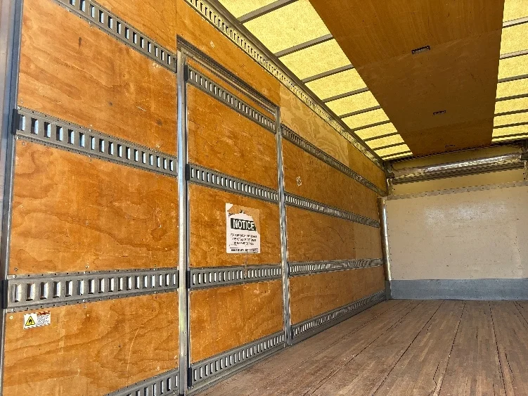 2020 Isuzu NRR - image 10