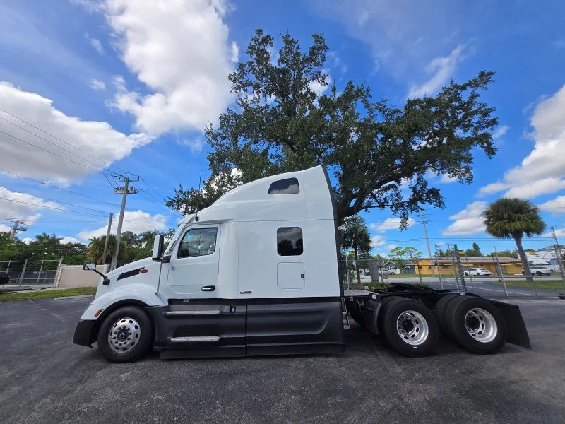 2024 Peterbilt 579 in Fort Lauderdale, FL — photo 8