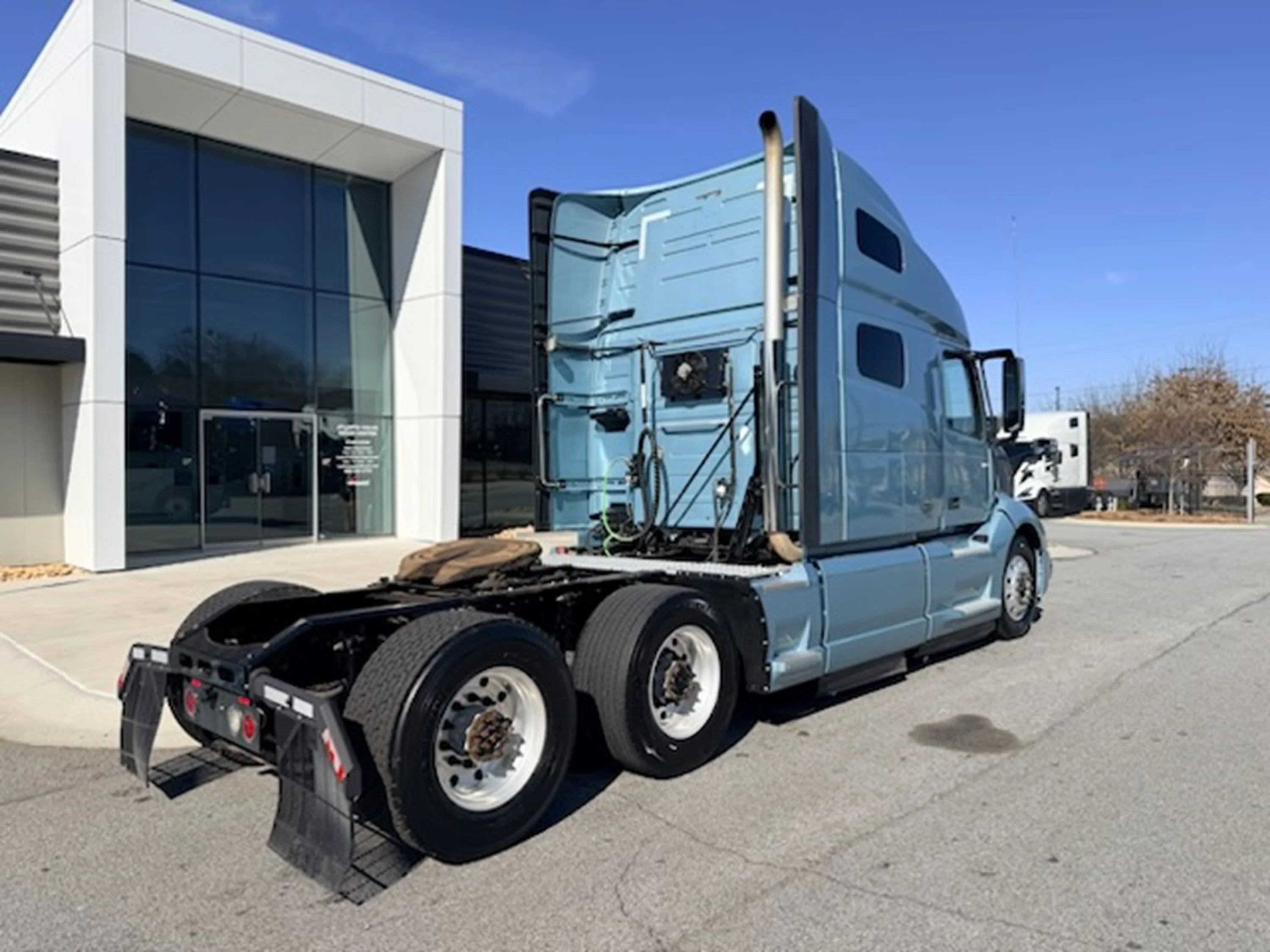 2021 Volvo VNL 760 - image 3