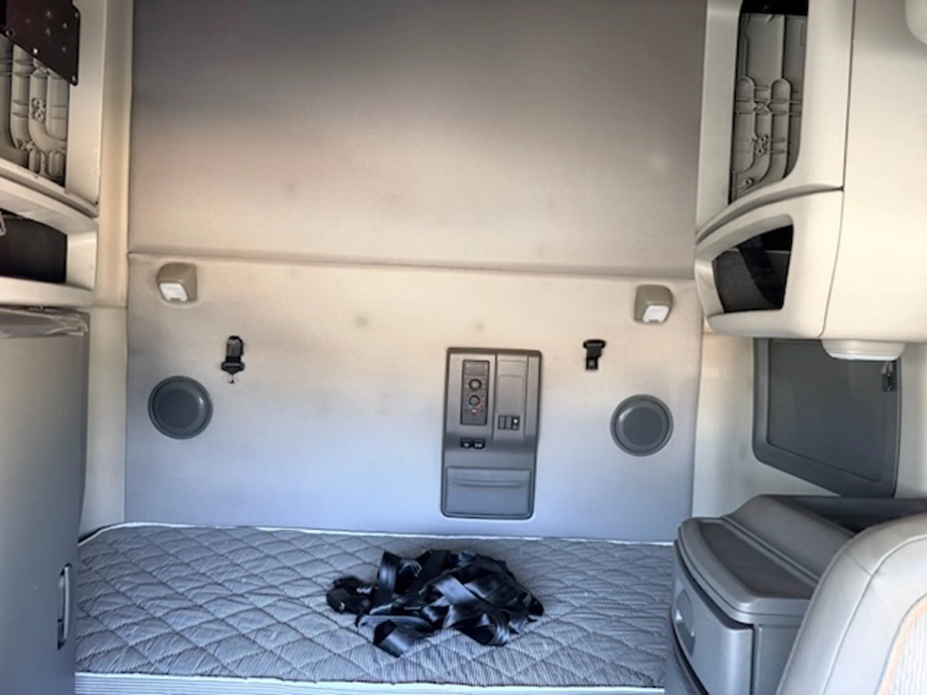 2021 Volvo VNL 760 - image 8